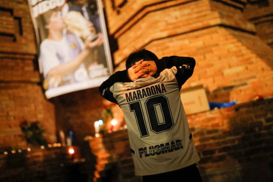  A fan gestures as he pays tribute to late Argentine soccer legend Diego Armando Maradona the day after his death, in Barcelona, Spain, November 26, 2020.  REUTERS/Nacho Doce 