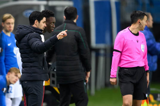 Head coach Mikel Arteta and Folarin Balogun of Arsenal