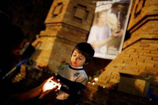  Five years old Inaki Gonzalez Reynoso, who was born in Argentina, participates on a tribute to late Argentine soccer legend Diego Armando Maradona the day after his death, in Barcelona, Spain, November 26, 2020.  REUTERS/Nacho Doce 