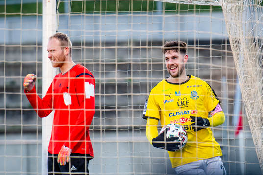 Lunds Oliver Stojanovic Fredin jublar framför Lindomes målvakt Erik Dunåker efter att Lunds Måns Hofvander gjort 2-1