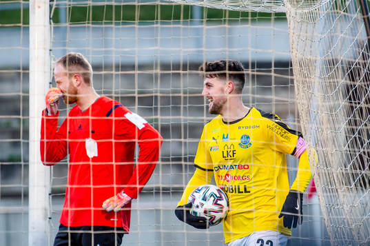 Lunds Oliver Stojanovic Fredin jublar framför Lindomes målvakt Erik Dunåker efter att Lunds Måns Hofvander gjort 2-1