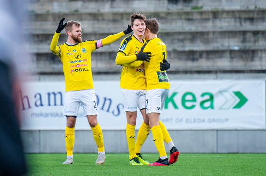 Lunds spelare jublar efter att Måns Hofvander gjort 2-1