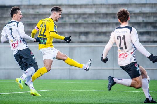 Lunds Oliver Stojanovic Fredin passerar Lindomes Anders Alö och Hannes Nordström och gör 1-1