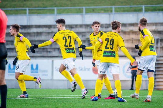 Lunds Oliver Stojanovic Fredin gör 1-1 och jublar med Måns Hofvander och övriga lagkamrater