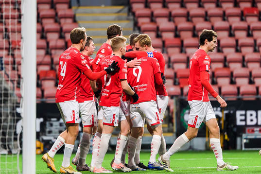 Degerfors spelare jublar efter Johan Bertilsson gjort 1-1