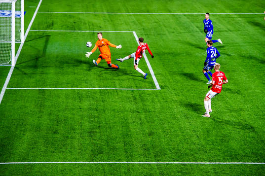 Degerfors Johan Bertilsson skjuter 1-1 bakom Sundsvalls