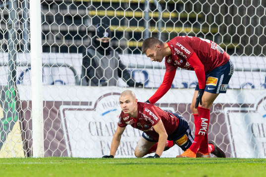 Örgrytes Hannes Sahlin rensar bort bollen på mållinjen
