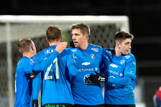 Halmstads Mikael Boman jublar efter 1-0 med lagkamrater