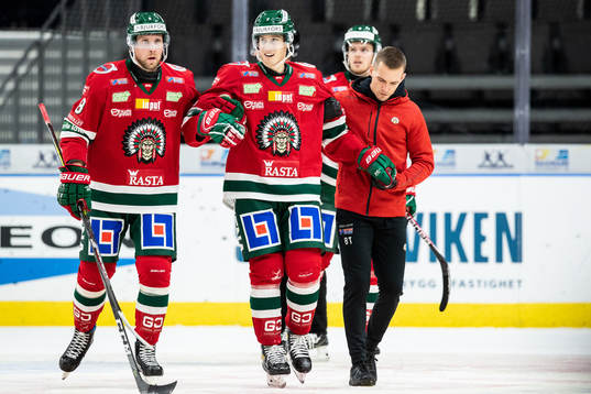 Frölundas Robin Alvarez får hjälp av isen