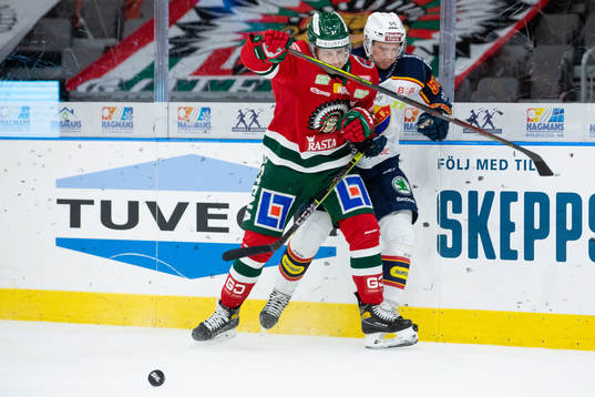 Frölundas Nicklas Lasu tacklar Djurgårdens Tobias Ekberg