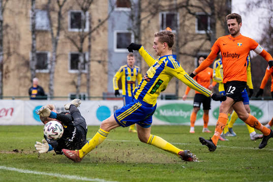 Torns målvakt Svante Hildeman och Eskilsminnes Dennis