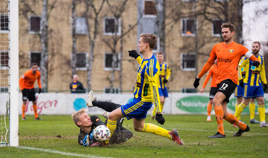 Torns målvakt Svante Hildeman räddar mot Eskilsminnes