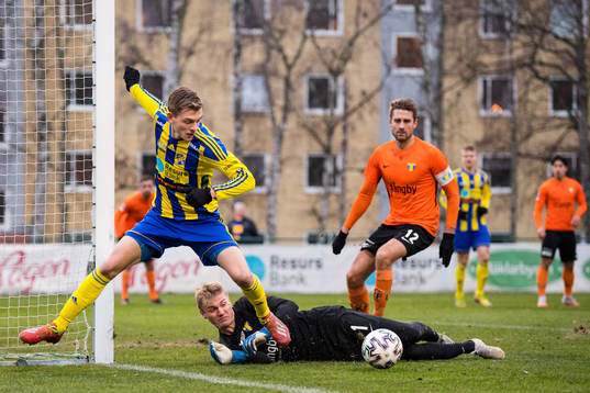 Torns målvakt Svante Hildeman räddar mot Eskilsminnes