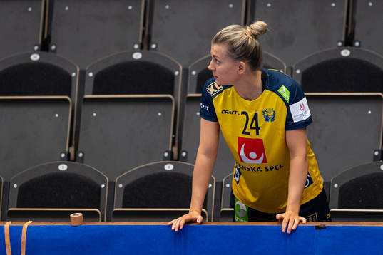 Sveriges Nathalie Hagman värmer upp på läktaren