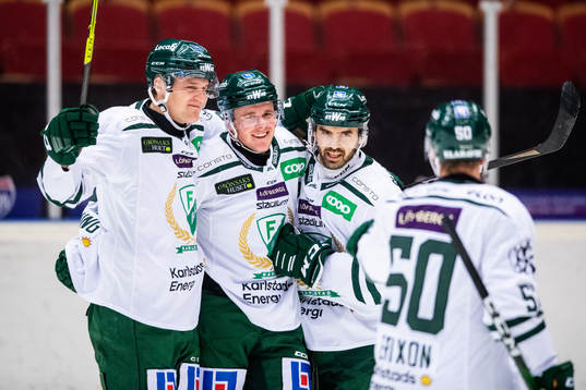 Färjestads Olle Lycksell  jublar med lagkamrater