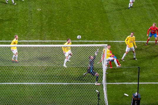 Helsingborgs Adam Eriksson gör klackspark mor Falkenbergs