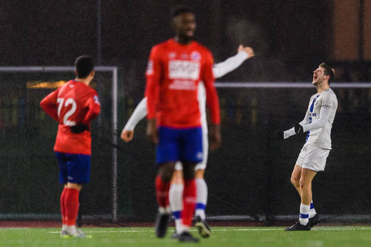 Haninges Ashley Coffey jublar efter han gjort 2-0