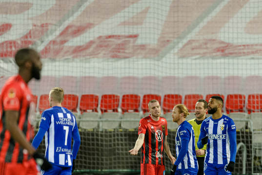 Östersunds Thomas Isherwood i samtal med IFK Göteborgs