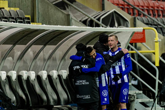 IFK Göteborgs Sargon Abraham och Jakob Johansson klappas om av ledare