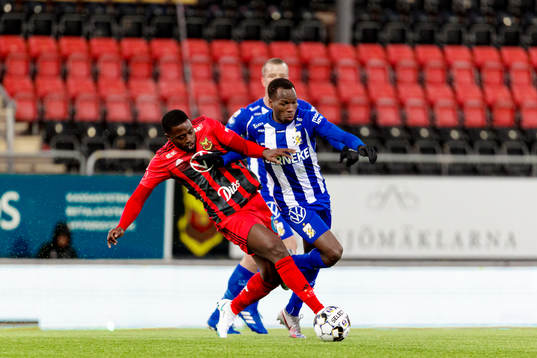 Östersunds Isak Ssewankambo i kamp med IFK Göteborgs Alhassan Yusuf Abdullahi 