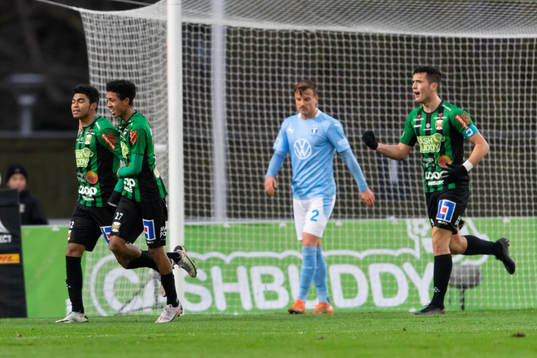 Varbergs Keanin Ayer Boya jublar med Tashreeq Matthews efter 1-0