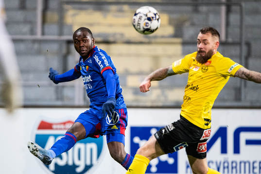 Djurgårdens Edward Chilufya och Mjällbys Martin Spelmann