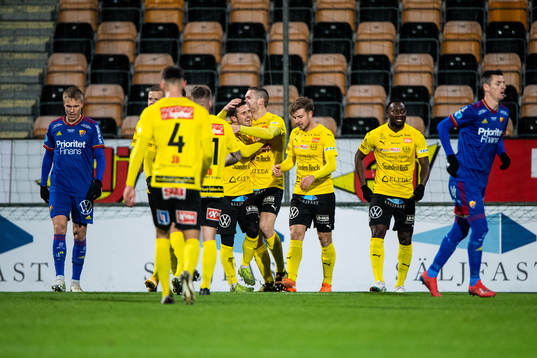 Mjällbys Jacob Bergström jublar med lagkamrater efter 1-0
