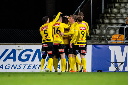 Mjällbys Moses Orwohicho Ogbu jublar med lagkamrater efter 2-1