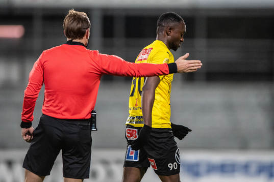 Mjällbys Moses Orwohicho Ogbu lämnar planen med en skada