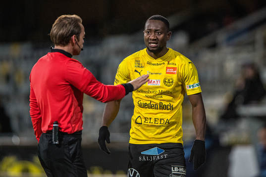 Mjällbys Moses Orwohicho Ogbu i diskussion med domare