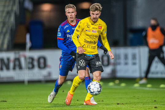 Djurgårdens Jonathan Augustinsson  och Mjällbys Joel