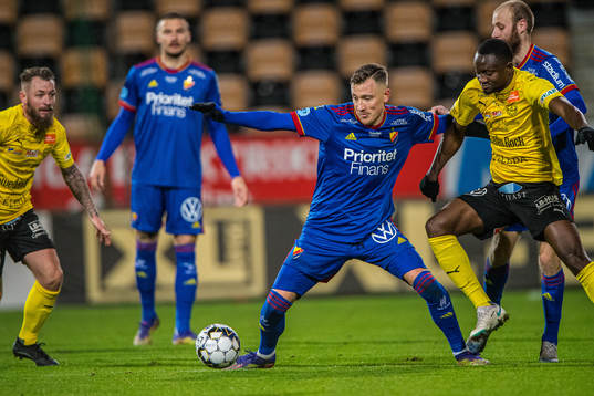 Djurgårdens Fredrik Ulvestad  och Mjällbys Moses