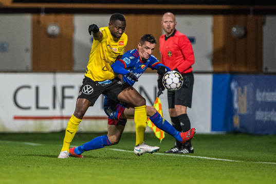 Djurgårdens Haris Radetinac  och Mjällbys Moses Orwohicho