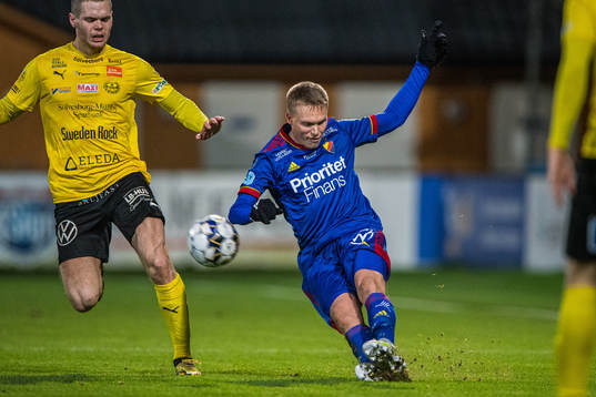 Djurgårdens Jonathan Augustinsson och Mjällbys Jacob