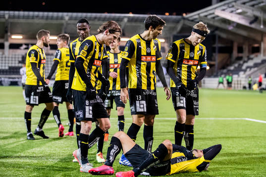 Häckens Ahmed Yasin ligger på gräset och har ont i samband med att han gjort 3-0