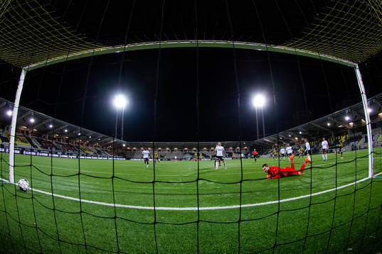 Häckens Ali Youssef skjuter 1-0 bakom Örebros målvakt