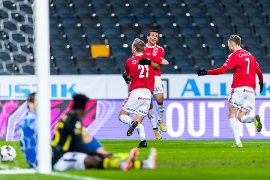 Kalmars Erik Israelsson gör 0-1 och jublar med Emin Nouri och Piotr Johansson
