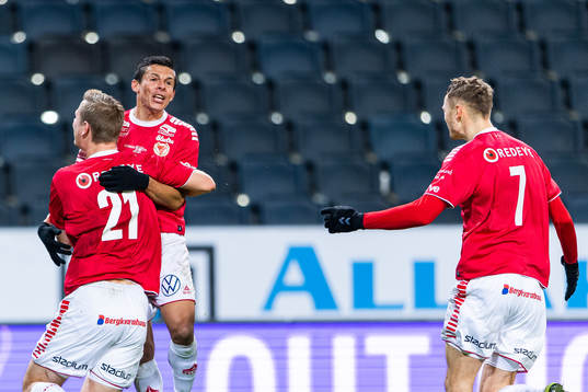 Kalmars Erik Israelsson gör 0-1 och jublar med Emin Nouri och Piotr Johansson