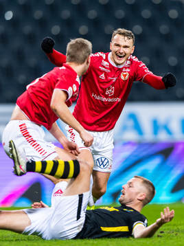 Kalmars Erik Israelsson gör 0-1 och jublar med Piotr
