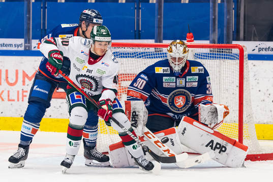 Frölundas Joel Mustonen framför Växjös målvakt Viktor