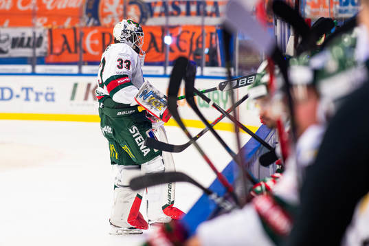 Frölundas målvakt Johan Mattsson blir utbytt