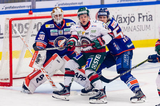 Frölundas Max Friberg framför Växjös målvakt Viktor