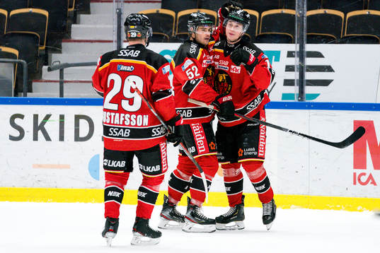 Luleås Jonas Berglund gör 0-4 och jublar