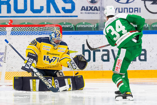 s målvakt Hugo Alnefelt räddar ett läge från Rögles