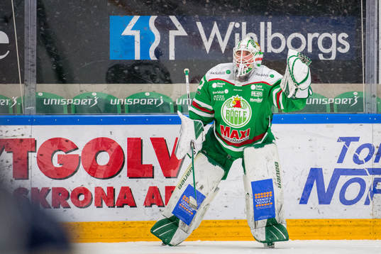 Rögles målvakt Johan Gustafsson jublar