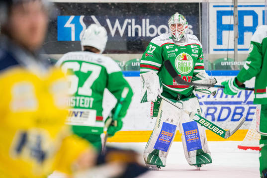 Rögles målvakt Johan Gustafsson jublar