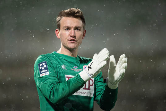 Karlslunds målvakt Jakob Kindberg jublar