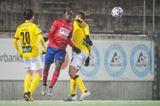 Karlslunds Rickson Mansiamina mellan Lunds André Strandberg och Noel Hansson