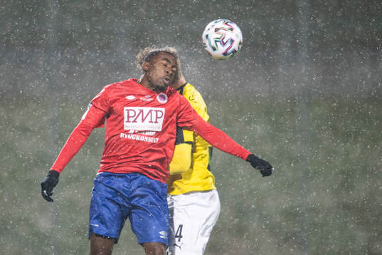 Lunds Noel Hansson i nickduell mot Karlslunds Rickson Mansiamina