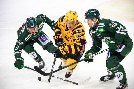 Skellefteås Jonatan Berggren i en kamp mot Färjestads